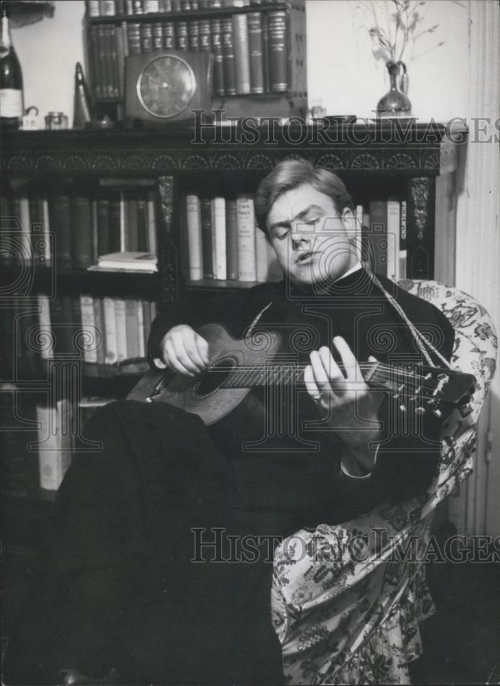 Press Photo Reverend Cavell Northam Composes A Song With Guitar - Historic Images