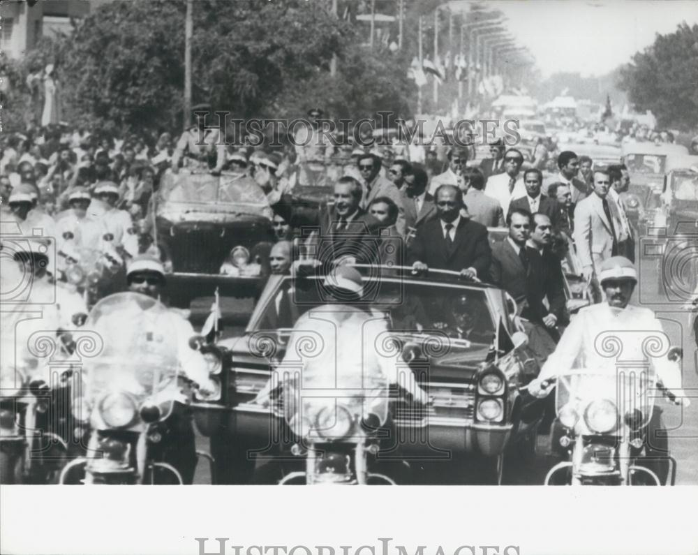 1974 Press Photo President Nixon Waves Crowds Sadat Cairo Kobbeh Palace Drive - Historic Images