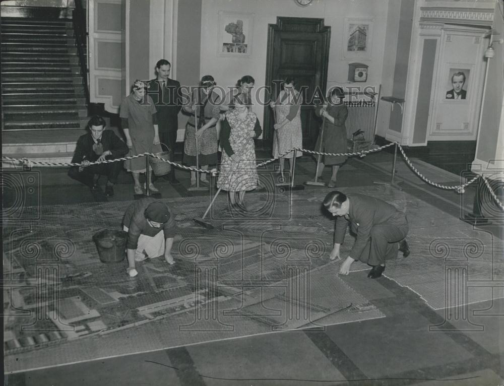 Press Photo Stanley Corfu Finished Jigsaw On Cinema Floor - Historic Images