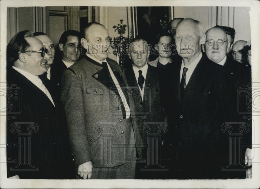 1953 Press Photo Crown Prince Ruprecht Bavaria Dr Baumgartner Castle Nympgenburg - Historic Images