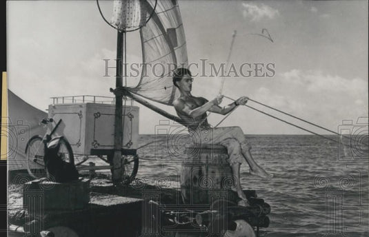 1959 Press Photo Darry Cowl on his Raft in Scene from "Robinson Et Le Triporteur - Historic Images