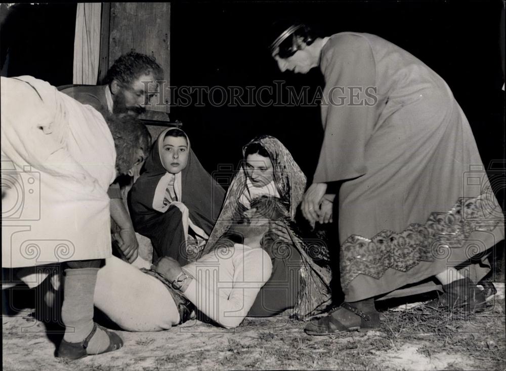 1953 Press Photo Christ's Passion Reenactment Christ At Mary's Feet - Historic Images