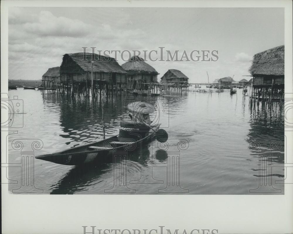 Press Photo Lake Challenge Of Fishing Village Of Ganvie-Peddlers Travel To House - Historic Images