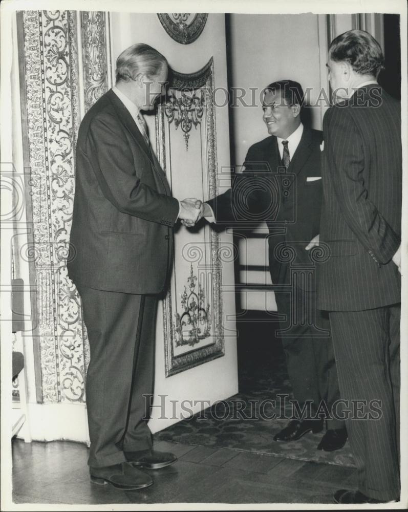 1964 Press Photo Duncan Sandys Secretary of State &amp; Sultan Ahman Bin &#39; Abdullah - Historic Images