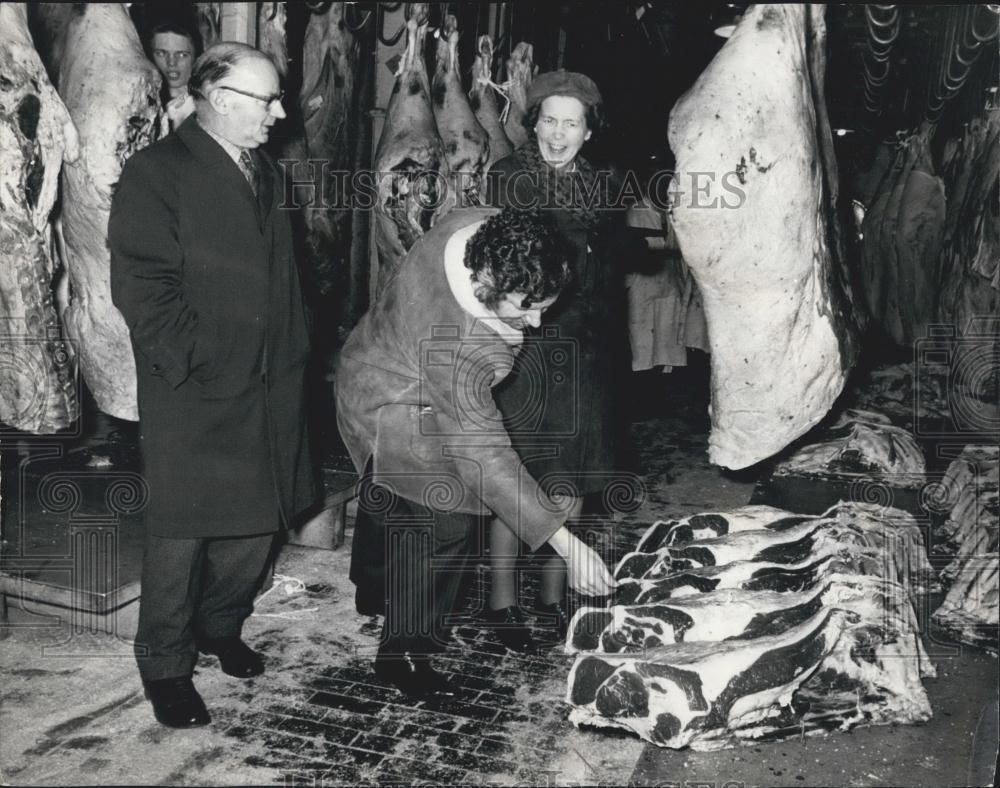 1973 Press Photo Team Probing Beef Prices Visits Smithfield - Historic Images