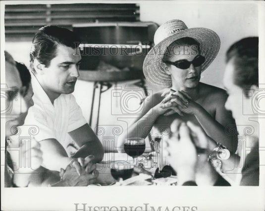 1963 Press Photo Actors Linda Christian Edmund Purdom Eating With Friends - Historic Images