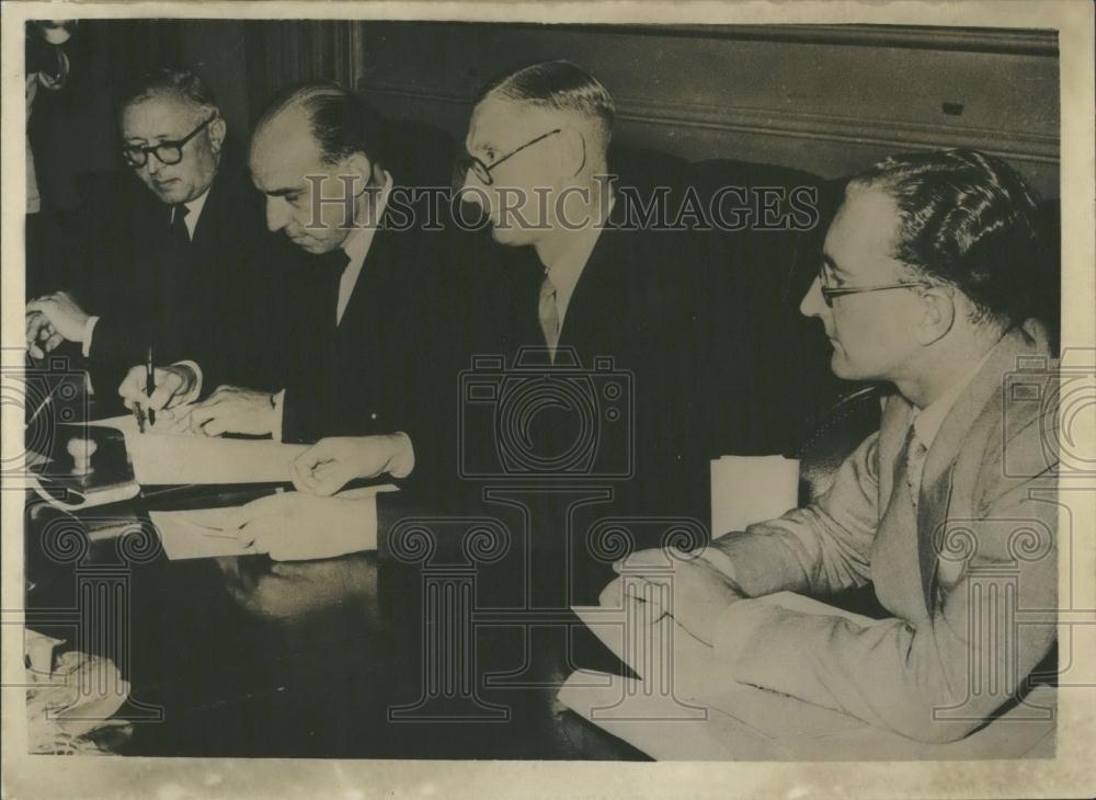 1955 Press Photo Bank of England Cairo by Sir Humphrey Trerevelyan signs - Historic Images