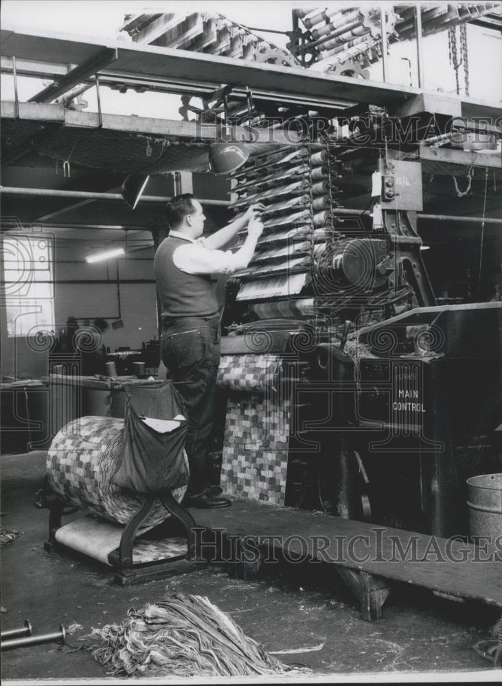 Press Photo Wilton Royal Carpet Factory In London-Man Check Weaving Machine - Historic Images