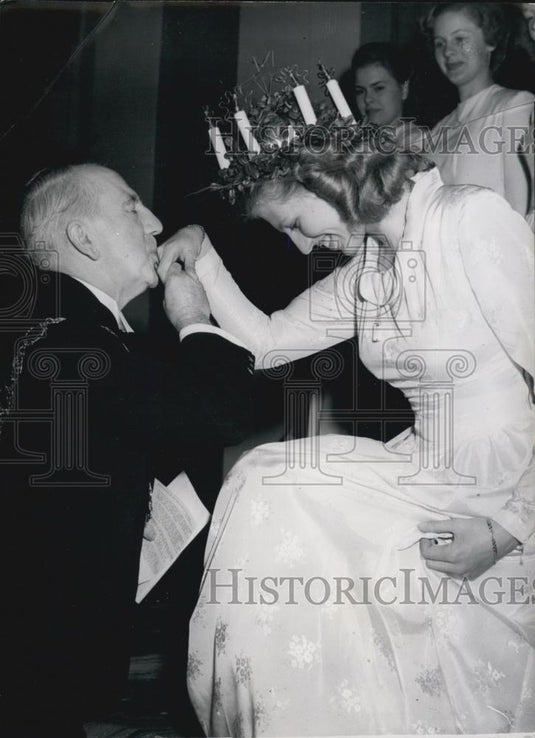 1949 Press Photo The Cothenburg Queen Of Light Is Greeted By Mayor Press - Historic Images