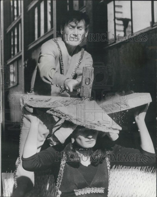 1975 Press Photo Cabaret Act Man Breaking Concrete Over Wife's Head Rogers - Historic Images
