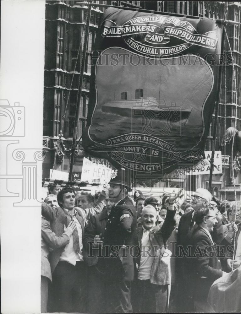 1971 Press Photo Clydeside Shipyard Workers Waving Banner Lobbying MP - Historic Images