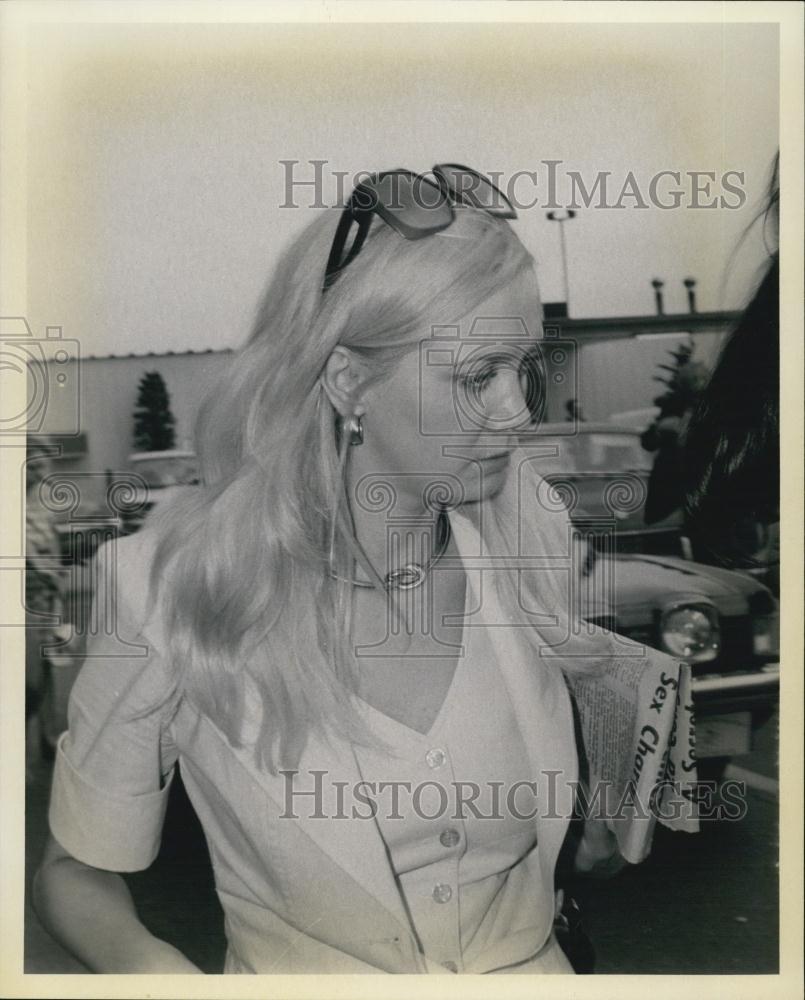 1976 Press Photo Congressmen Affair Woman Elizabeth Ray Arrival JFK Airport - Historic Images