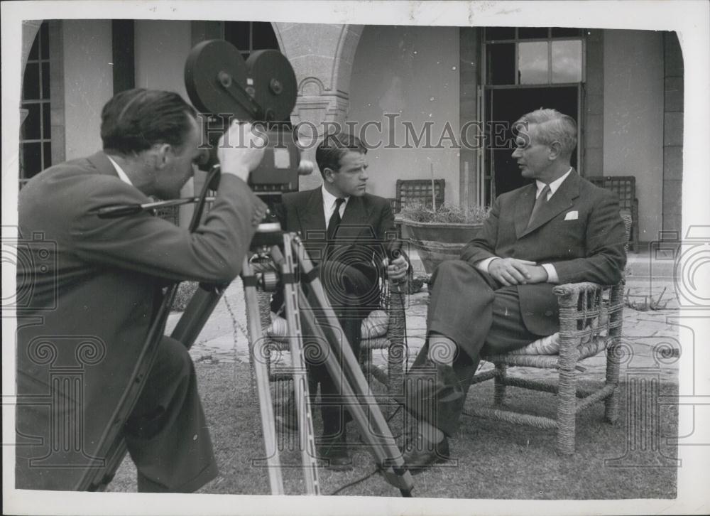 1955 Press Photo Chris Chataway during his interview with Mr. John Sinclair - Historic Images