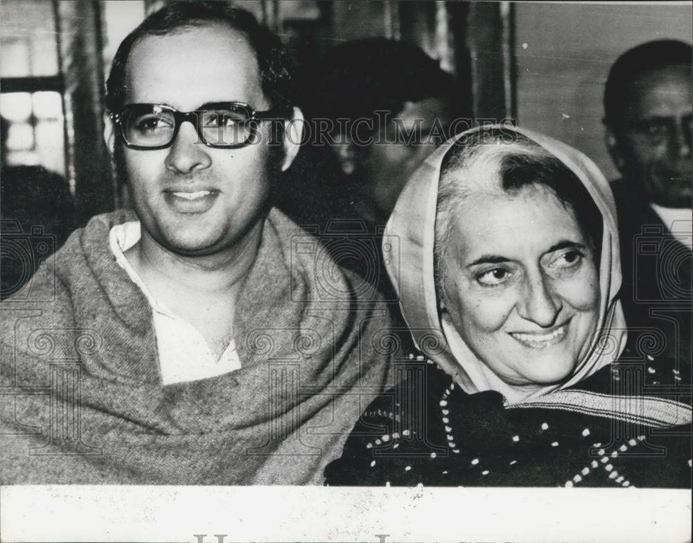 1980 Press Photo Prime Minister Gandhi &amp; son Sanjay Gandhi - Historic Images