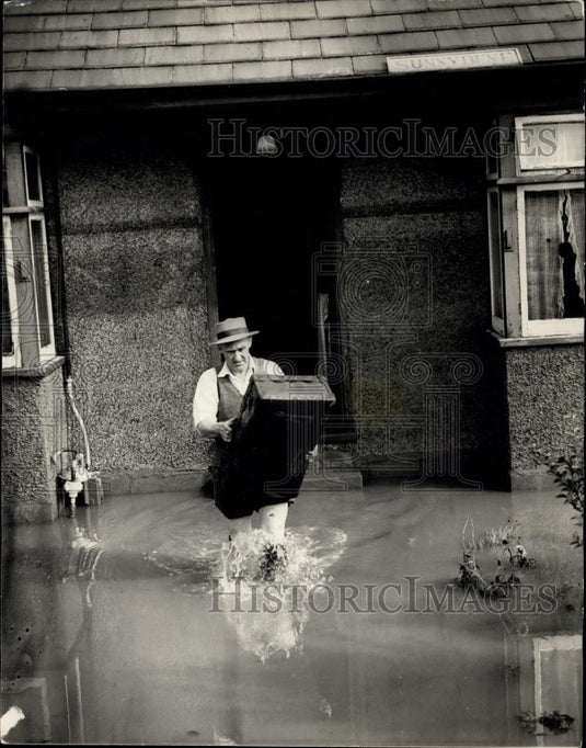 1958 Press Photo Flood scenes in the South of England - Historic Images