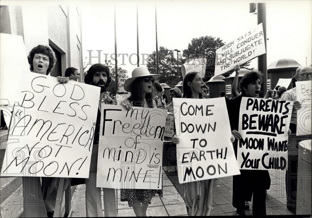 Press Photo Nay-Sayers Orbited the Stadium - Historic Images