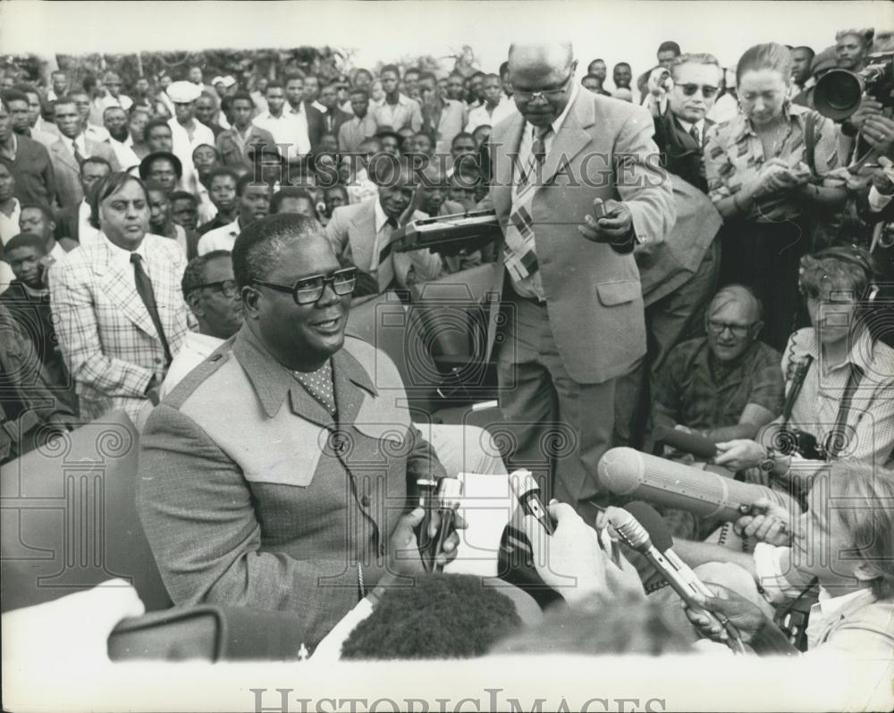 1976 Press Photo Joshua Nkomo Surrounded By Crowd During Press Conference - Historic Images