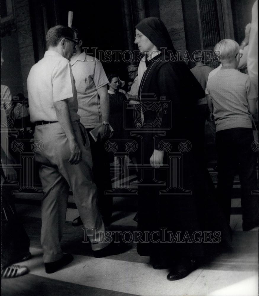 1971 Press Photo Nuns Checking Vatican Dress - Historic Images