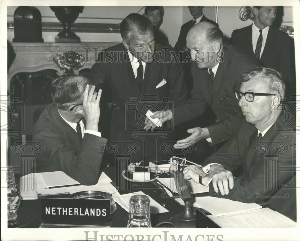 1967 Press Photo James Callaghan Chancellor of Exchequer Presides Over Meeting - Historic Images