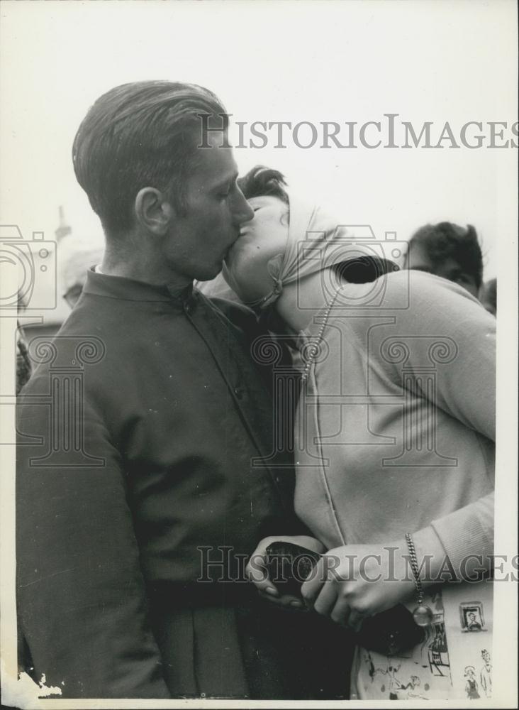 1960 Press Photo Carol Varley &Cyrill Parker at Olney- Bucks Pancake Day Race - Historic Images