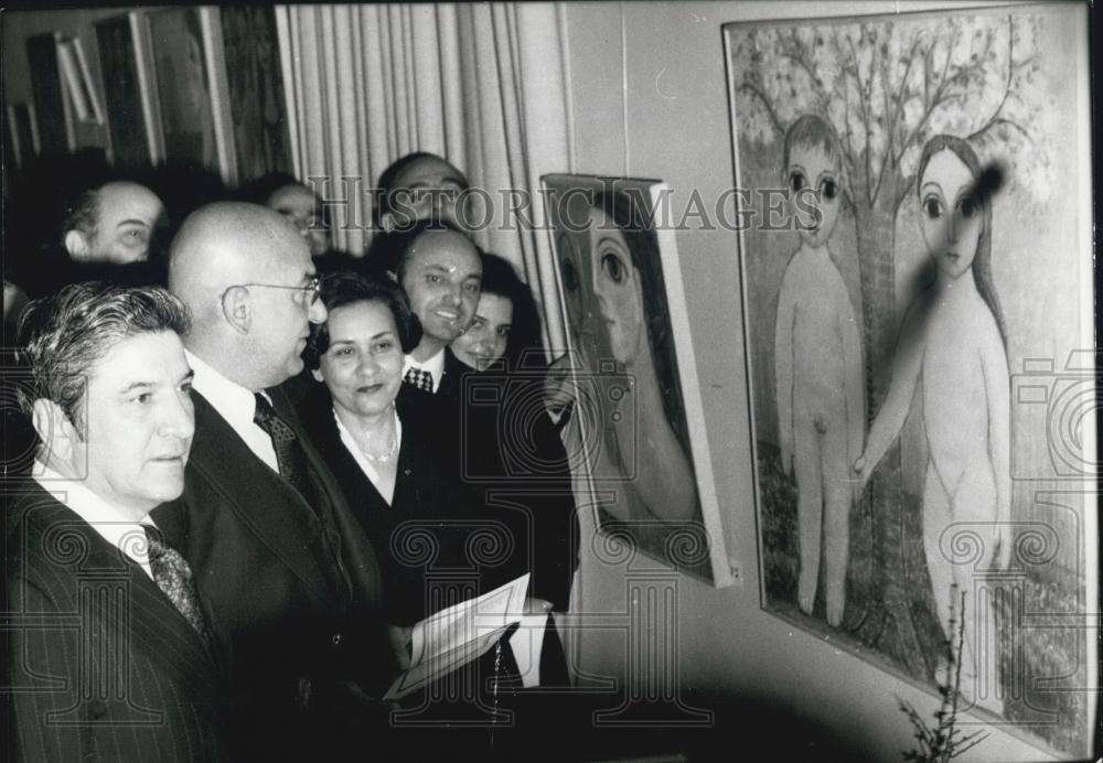 Press Photo Telly Savalas looks at art - Historic Images