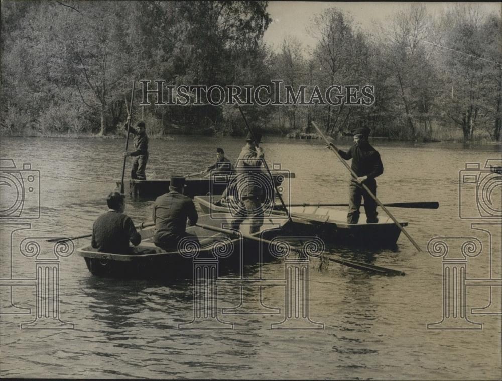 1966 Press Photo Police Searching Essone Pond For Ben Barka's Body - Historic Images