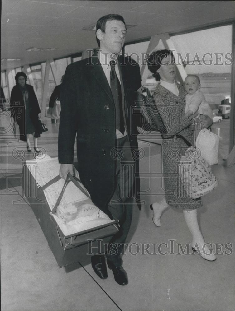 1971 Press Photo British Diplomat, Mr. David Miller and family expelledfrom USSR - Historic Images