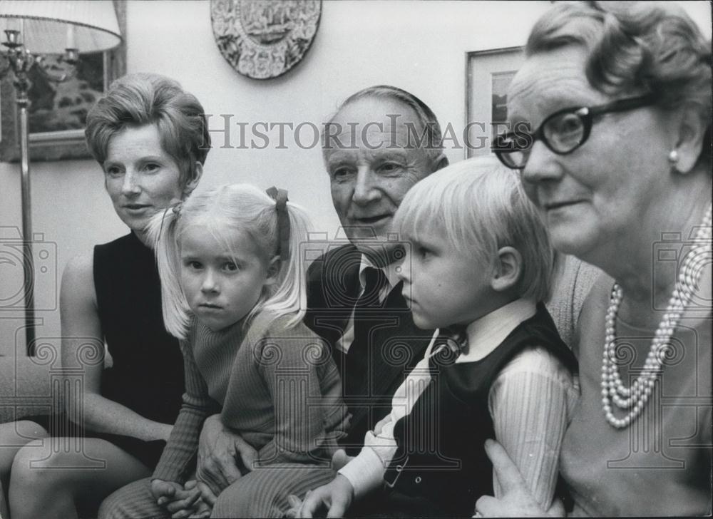 1970 Press Photo Gunnar Hedlund of Sweden and his family - Historic Images