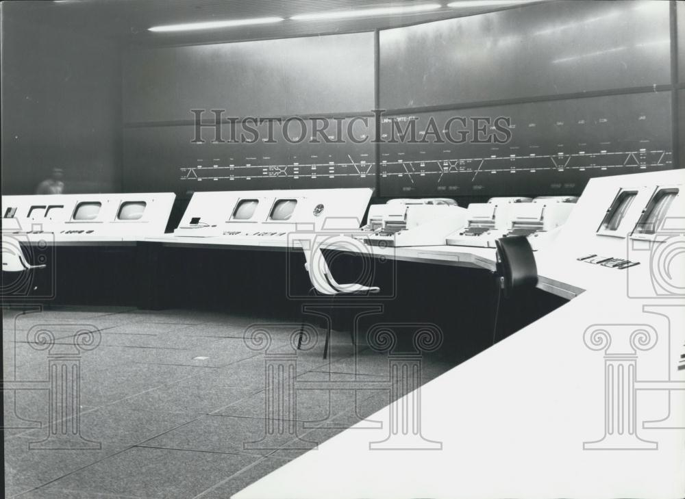 1974 Press Photo Control Room Of Sao Paulo's 1st Subway - Historic Images