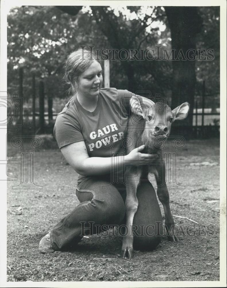 Press Photo Doctor Janet Stover New York Zoological Society With Calf Manhar - Historic Images