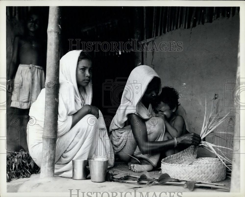 1963 Press Photo Pakistani Children One Making Basket UNICEF Promotion - Historic Images