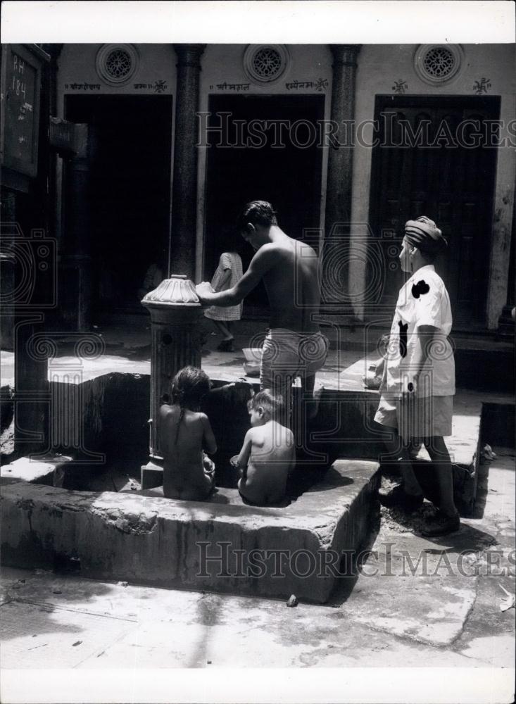 Press Photo Public Bath in Old Delhi - Historic Images