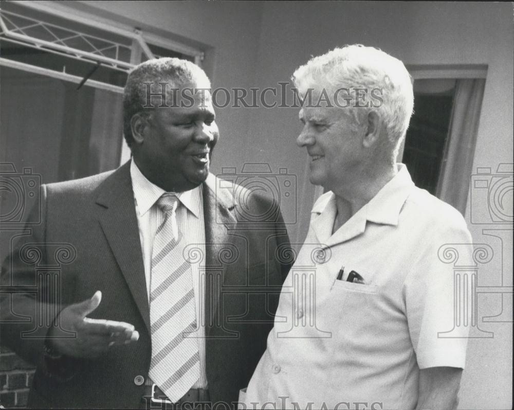 1980 Press Photo Former Rhodesia Premier Garfield Todd Talks With Joshua N&#39;Komo - Historic Images