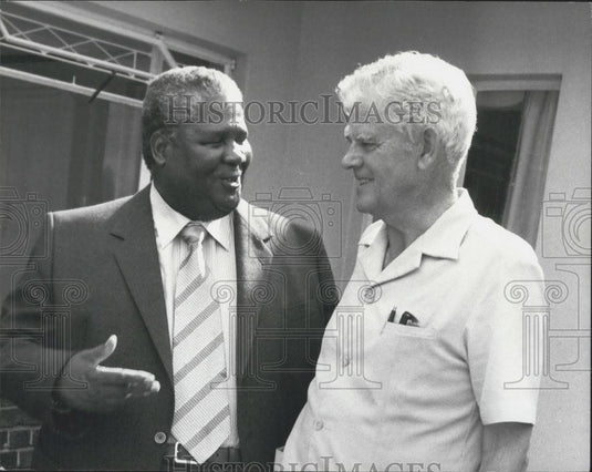 1980 Press Photo Former Rhodesia Premier Garfield Todd Talks With Joshua N'Komo - Historic Images