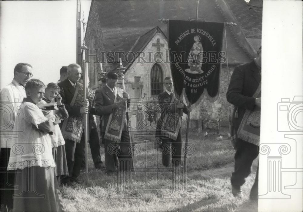 Press Photo Auction Sale Charitons Holding Candles Banner Village Church - Historic Images