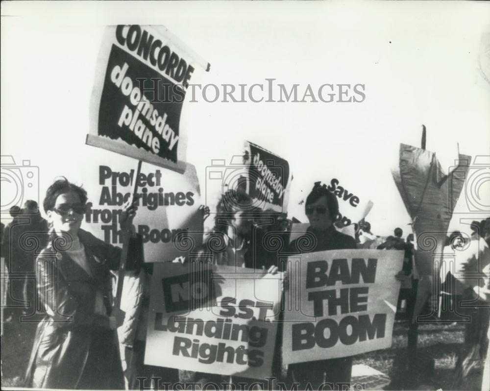 1972 Press Photo &quot;Ban the bomb&quot; demonstrators at Sydney airport - Historic Images