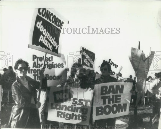 1972 Press Photo "Ban the bomb" demonstrators at Sydney airport - Historic Images