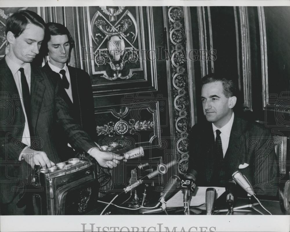 Press Photo French Minister announcing General de Gaulle's run for Presidency - Historic Images