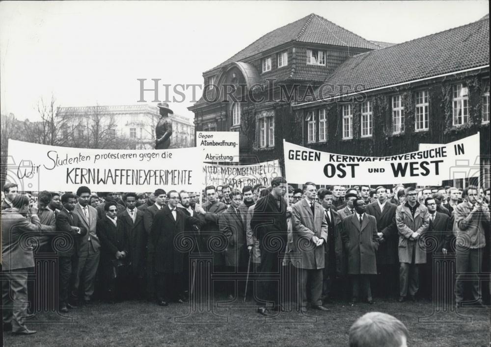 1961 Press Photo Hambourg Students Protest Against Project Super-bomb - Historic Images