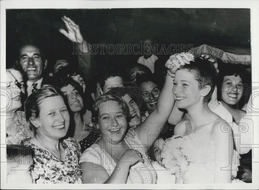 1959 Press Photo Actress Carla Gravina and fans - Historic Images