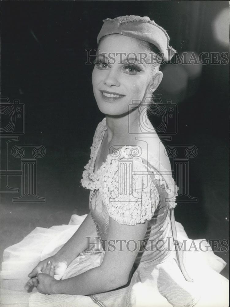 1976 Press Photo London Dancer Vivien Loeber Portrait Dancing Costume - Historic Images