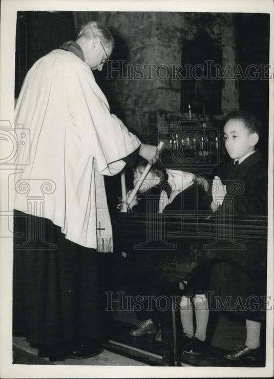 1954 Press Photo Father O'Malley performs the Blessing with Brendan & Linda - Historic Images