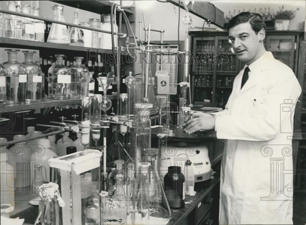 1964 Press Photo Professor Ian Bush at Birmingham University - Historic Images