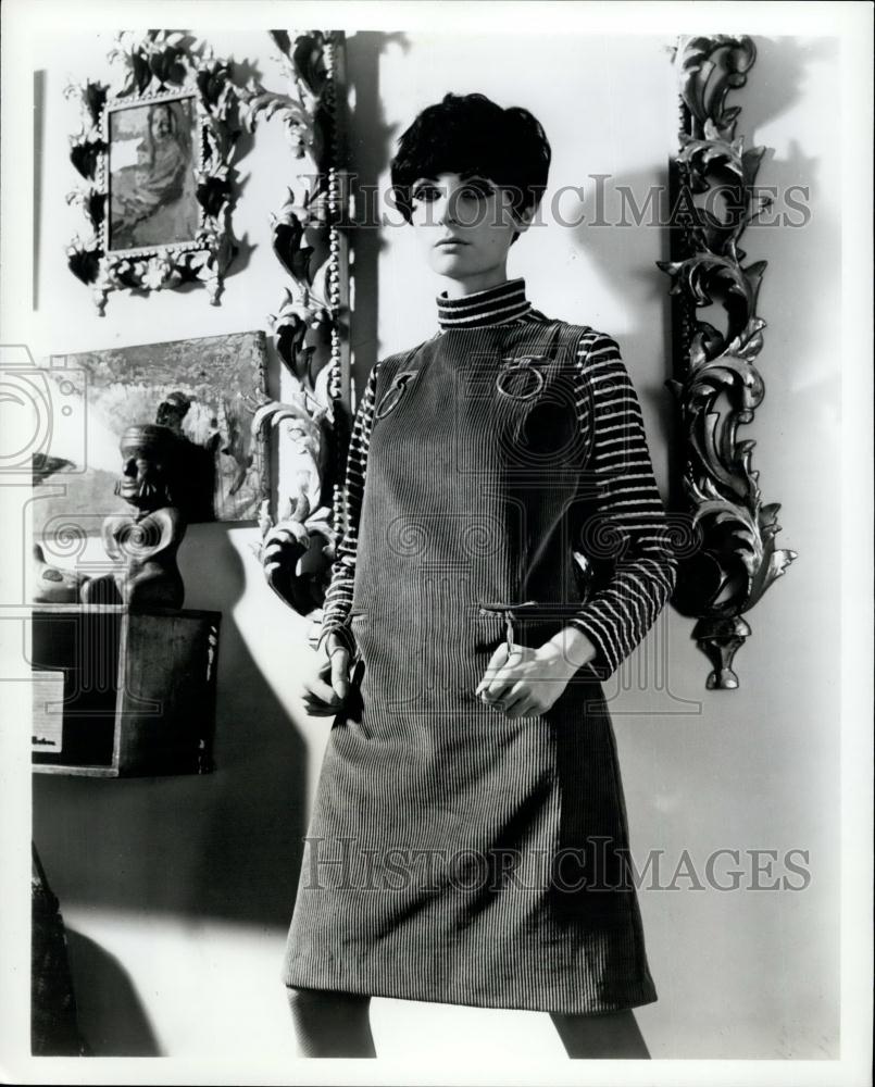 Press Photo A Line Jumper Fashion - Historic Images