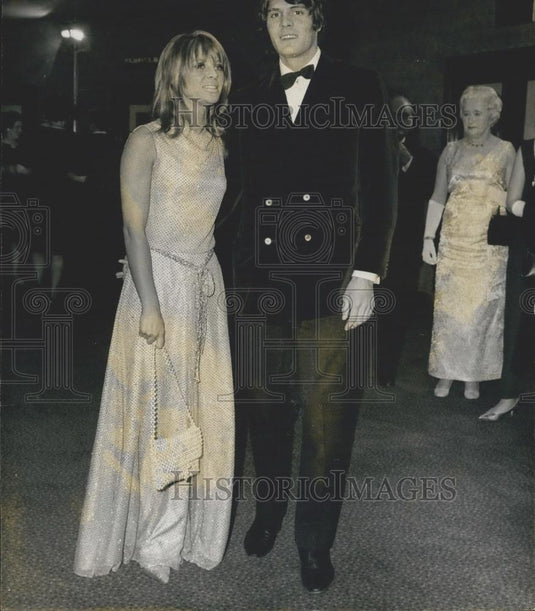 1966 Press Photo Julie Christie at Premiere of her Film "Dr Zhivago" - Historic Images