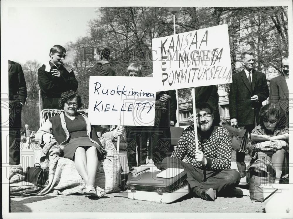 1966 Press Photo Finland You Don&#39;t Break a people Yhkoven Bombing - Historic Images