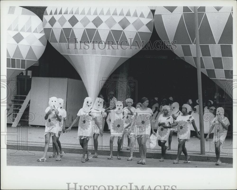 Press Photo Rio Carnical, Parade of the Sauilie Schools, Brazil - Historic Images