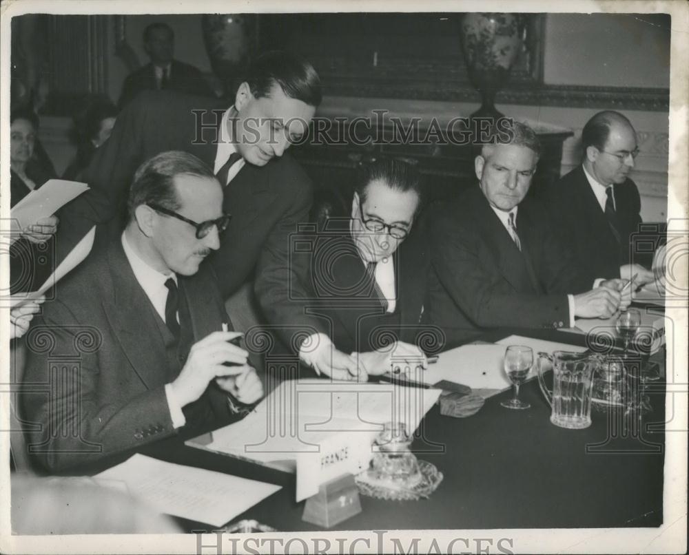 1953 Press Photo M. Rene Massigli Sir George Rendel Warren Lee Pearson Debts - Historic Images