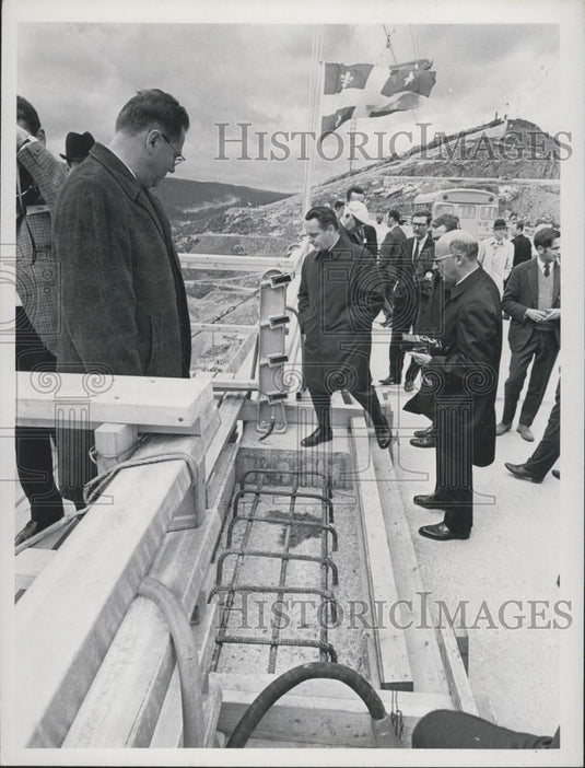 Press Photo Canada's giant dour barrage - Historic Images