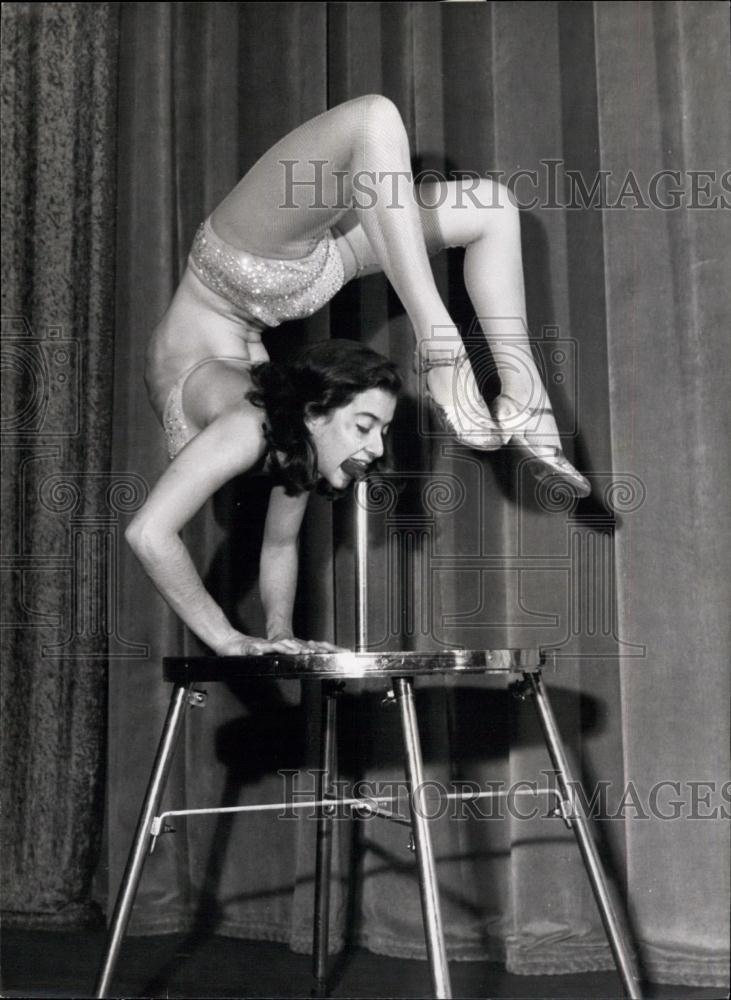 Press Photo Twisting Her Body, Eleanor Gunter Uses Her Special Holder For Mouth - Historic Images